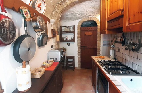 Pretoro House | La Grotta di Nima, Casa Vacanze dal Fascino Rustico tra Roccia, Legno e Mattoni