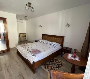 Birsana House | La Mona