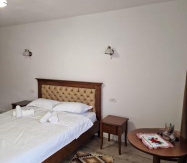 Birsana House | La Mona
