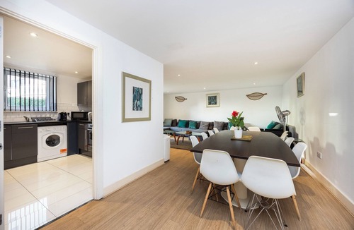 Island Gardens Apartment | Large and Spacious Canary Wharf Apartment For The Larger Group with Balcony