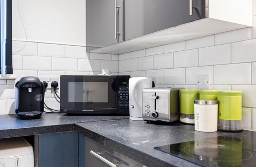 Island Gardens Apartment | Large and Spacious Canary Wharf Apartment For The Larger Group with Balcony