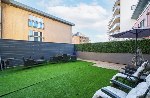 Island Gardens Apartment | Large and Spacious Canary Wharf Apartment For The Larger Group with Balcony