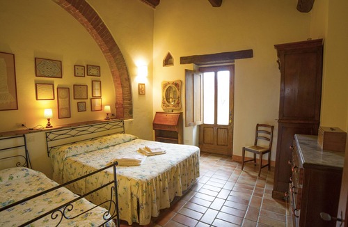 Radicofani House | Large apartment with garden in an old farmhouse with swimming pool