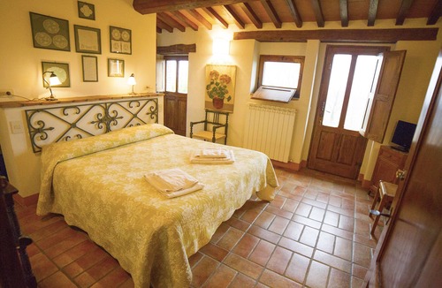 Radicofani House | Large apartment with garden in an old farmhouse with swimming pool