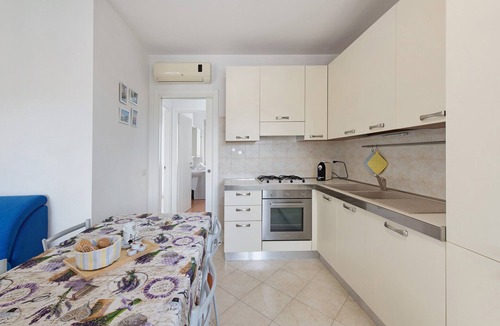 Desenzano del Garda Apartment | Lavanda Apartment with Balcony, Wi-Fi and Air Conditioning