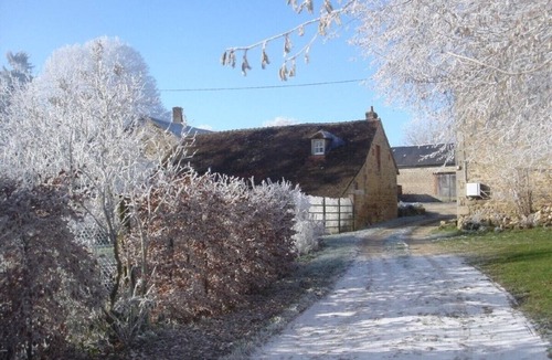 Saint-Vaury Cottage | Le Gite au Chez has one bedroom