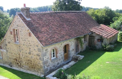 Saint-Vaury Cottage | Le Gite au Chez has one bedroom