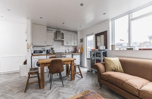 Town Apartment | Lovely 2BR Flat 5 mins to Tube, Fullham