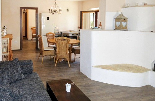 Cologna Spiaggia Villa | Lovely apartment in villa with WIFI, pool, A/C, hot tub, TV, patio, pets allowed and panoramic v.