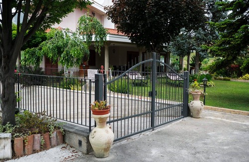 Roseto degli Abruzzi Villa | Lovely apartment in villa for 2 people with A/C, WIFI, TV and patio