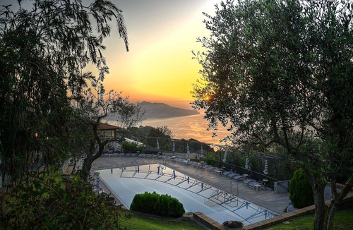 Termini Apartment | Lovely apartment with A/C, pool, WIFI, TV, terrace, panoramic view and parking, close to Sorrento