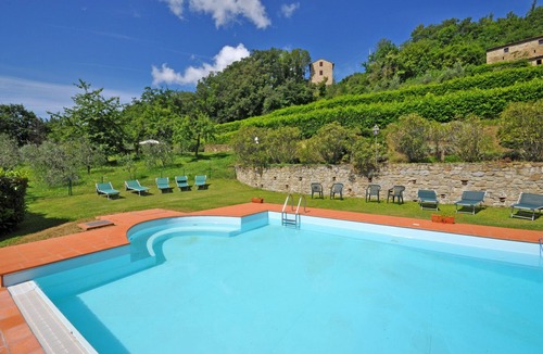 Capolona Apartment | Lovely apartment for 2 guests with pool, WIFI, TV, panoramic view and parking, close to Arezzo
