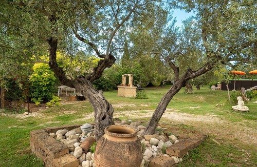 Collecorvino Villa | Lovely apartment in villa for 4 people with WIFI, pool, TV, terrace, pets allowed and parking