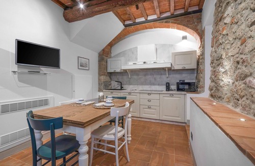Monteriggioni Apartment | Lovely apartment for 4 guests with WIFI, pool, A/C, TV and pets allowed, close to Siena