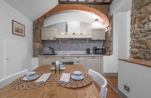 Monteriggioni Apartment | Lovely apartment for 4 guests with WIFI, pool, A/C, TV and pets allowed, close to Siena