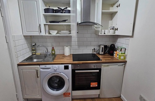 West Norwood Apartment | Lovely Boutique Modern Studio Flat (Entire Place)