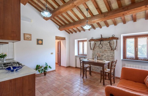 Tolentino House | Lovely home in Tolentino with kitchen