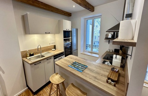 Mont-Dore House | Lush sanctuary near forest