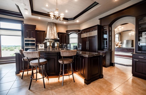 Mitchell Villa | Luxe 10000sqf Estate - Event Venue/Pheasant Hunting/Sleeps 18/9 Beds/6.5 Bath