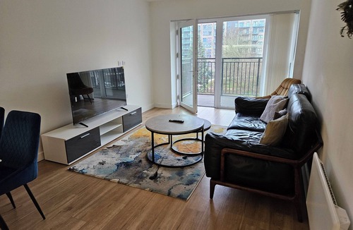 Whittington Apartment | Luxury 2BR 2Bath Flat in London |Balcony|Parking|Short walk to Colindale station