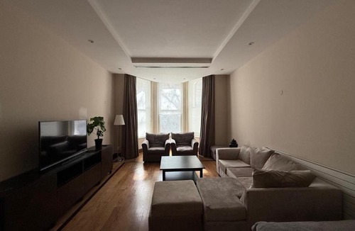 Brompton & Hans Town Apartment | Luxury 2BR Flat 3 King Beds & 3 Baths Sleeps 7