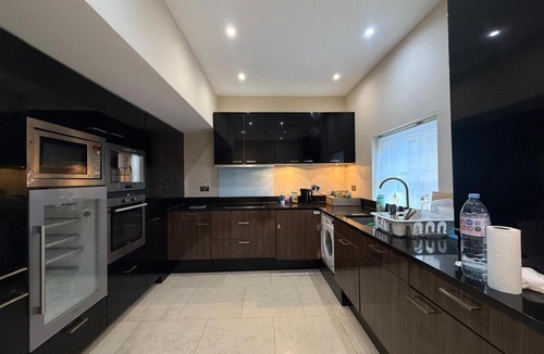 Brompton & Hans Town Apartment | Luxury 2BR Flat 3 King Beds & 3 Baths Sleeps 7