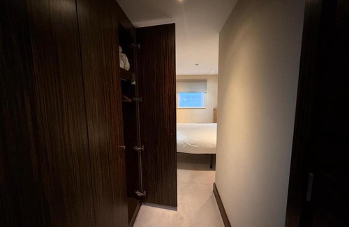 Brompton & Hans Town Apartment | Luxury 2BR Flat 3 King Beds & 3 Baths Sleeps 7