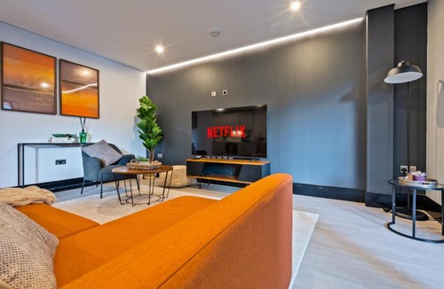 Whitechapel Apartment | Luxury 2BR Retreat Tower of London Area Sleeps 6