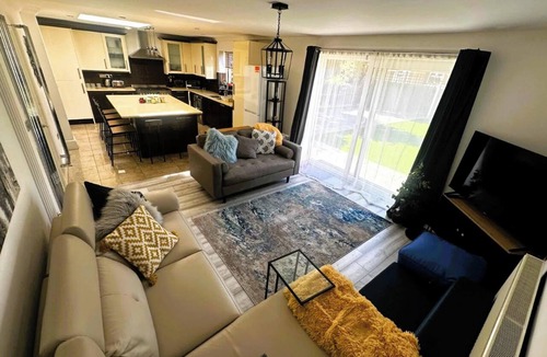 Cranbrook Apartment | Luxury 3-Bed | Ilford | Modern Comfort & Elegance