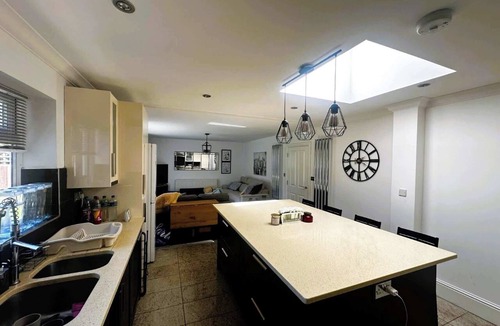 Cranbrook Apartment | Luxury 3-Bed | Ilford | Modern Comfort & Elegance
