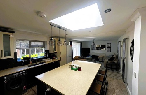 Cranbrook Apartment | Luxury 3-Bed | Ilford | Modern Comfort & Elegance