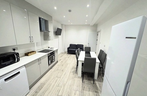 Yiewsley Apartment | Luxury 3 BR Retreat 5 min to Elizabeth Line