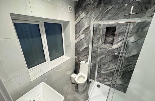 Yiewsley Apartment | Luxury 3 BR Retreat 5 min to Elizabeth Line