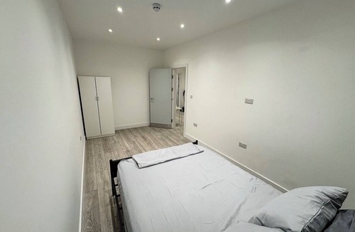 Yiewsley Apartment | Luxury 3 BR Retreat 5 min to Elizabeth Line