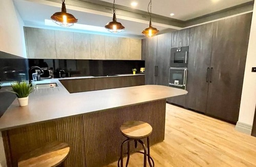 Cantelowes House | Luxury 4BR Camden Villa w/Parking & Garden