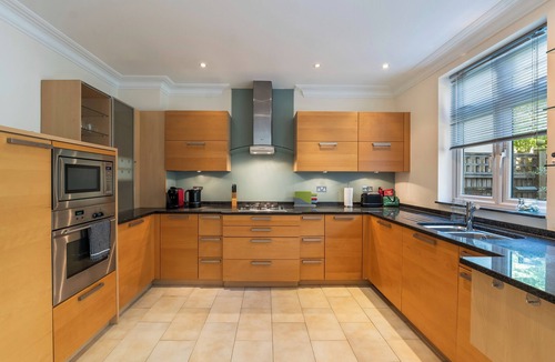 Kew House | Luxury 5BR Home | Concierge, Parking & Garden