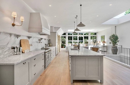 Palace Riverside House | Luxury 6-Bed Mansion | Gym | Sauna | Pool | AC