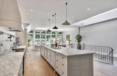 Palace Riverside House | Luxury 6-Bed Mansion | Gym | Sauna | Pool | AC