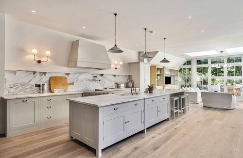 Palace Riverside House | Luxury 6-Bed Mansion | Gym | Sauna | Pool | AC