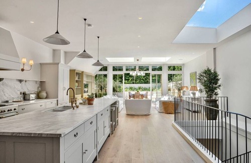 Palace Riverside House | Luxury 6-Bed Mansion | Gym | Sauna | Pool | AC