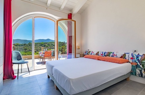Procchio House | Luxury apartment with private access to the sea
