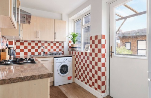 Alibon House | Luxury, cozy 4 Bedroom home in London with garden. Perfect for your next stay.