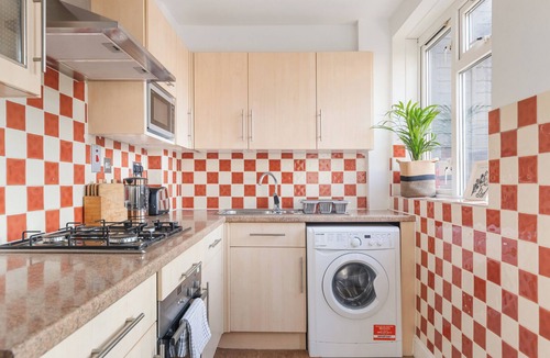 Alibon House | Luxury, cozy 4 Bedroom home in London with garden. Perfect for your next stay.