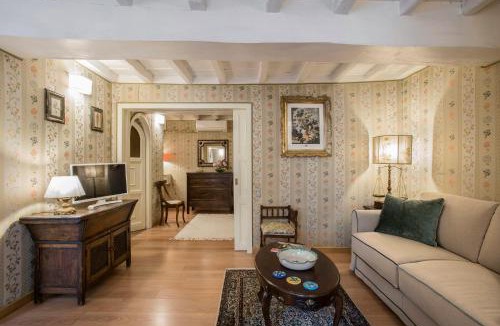 Rione II Trevi Apartment | Luxury Suite with Direct Trevi Fountain View Romantic Stay