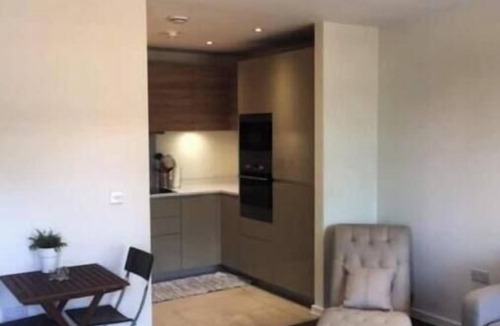 South Acton Apartment | Luxury West London Apartment with Balcony & Excellent Transport Links
