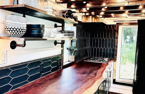 Burbank Apartment | Magnolia Tiny House: Private Hot Tub, Lovely Views