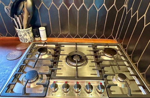 Burbank Apartment | Magnolia Tiny House: Private Hot Tub, Lovely Views
