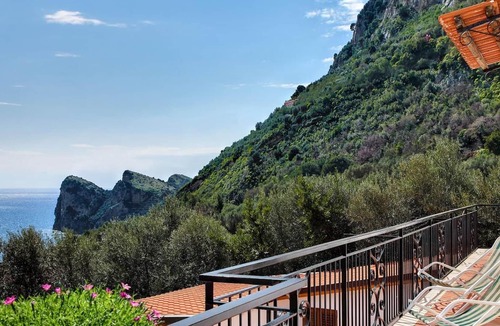 Marina del Cantone Apartment | Matisse Cantone - A well designed apartment with a lovely spacious terrace