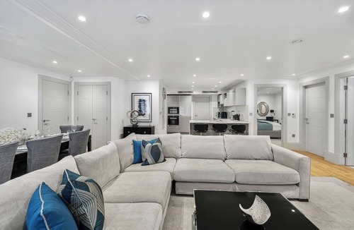 South Bank Apartment | Mayfair 2 Bed with AC, Concierge & Elevator