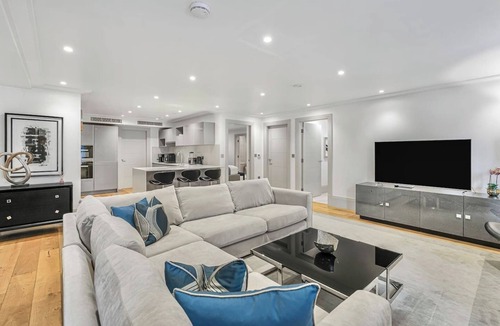 South Bank Apartment | Mayfair 2 Bed with AC, Concierge & Elevator